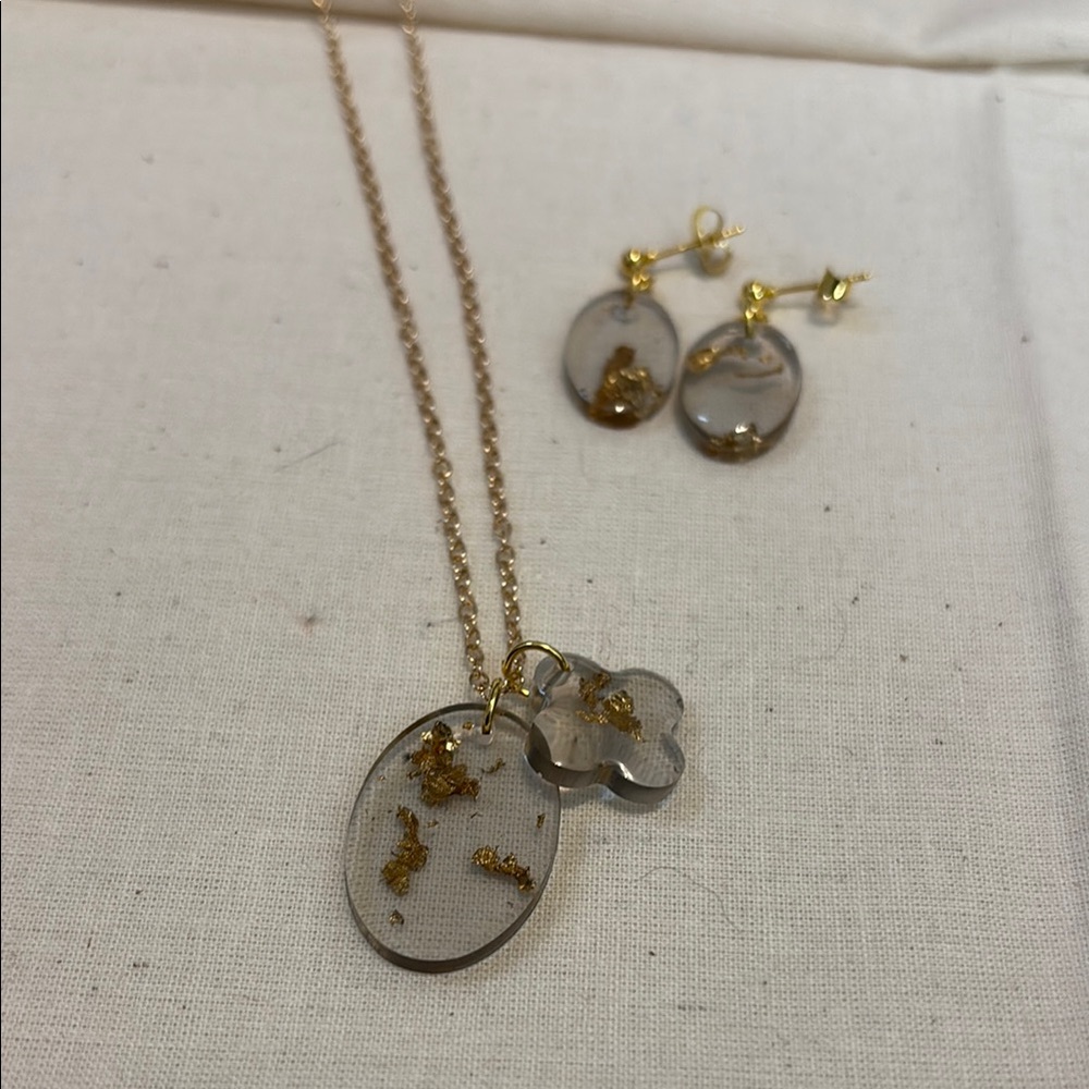 Elegant Gold Jewelry Set - Picture 2 of 3